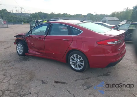 2020 Ford Fusion Plug-In Hybrid Titanium z USA, uszkodzony, nr VIN 3FA6P0SU4LR132193